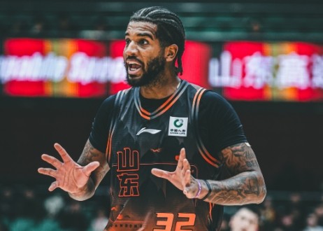  齐鲁德比激战正酣，山东外援克里斯强势爆发，率队取胜青岛。 体育新闻