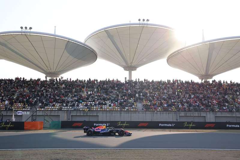  速度激情席卷申城；23万人次涌向上赛场，F1赛事点燃文商旅体消费新热潮。 体育新闻