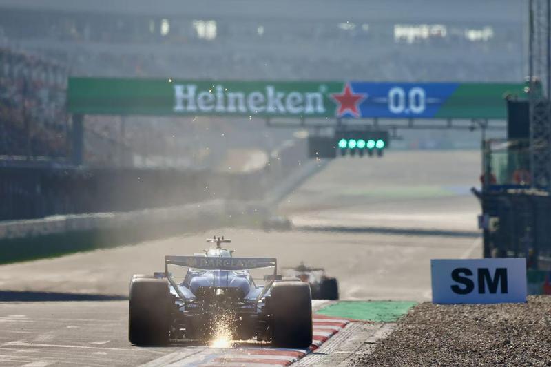  速度激情席卷申城；23万人次涌向上赛场，F1赛事点燃文商旅体消费新热潮。 体育新闻