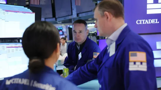 美股午盘持续走高，三大指数集体反弹；油价回落缓解地缘担忧。