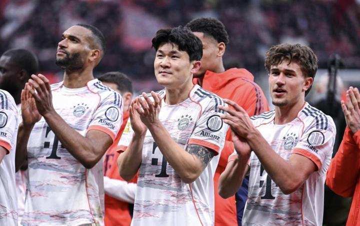  习惯成自然，约纳坦-塔赛前通道闹趣事；拜仁后卫本能转向旧地。 体育新闻