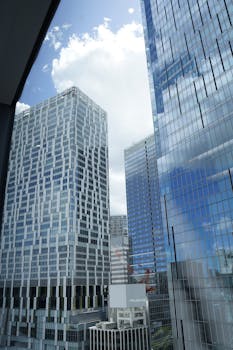 A股三大指数集体低开；深成指、创业板指跌幅明显；天然气板块表现突出。