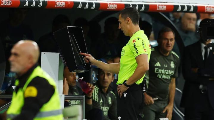  马德里德比VAR介入回顾，平衡受益显露无遗；技术公平性引热议。 体育新闻