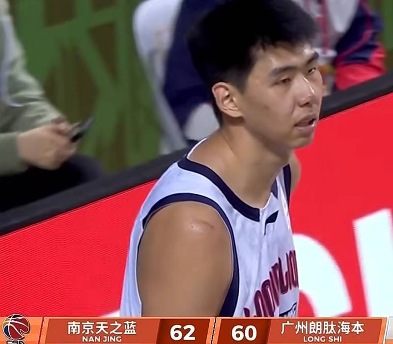  被骂走的"大番薯"逆袭成核心，而广东还在死操老将 体育新闻