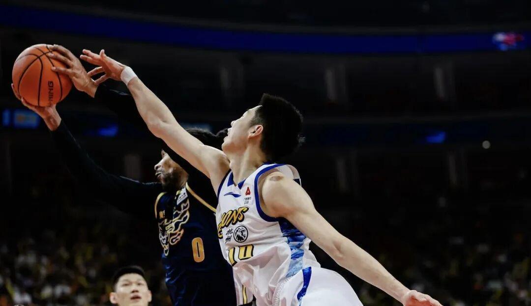  【技术解码】广东内线危机：萨林杰伤停后的战术重构与新援引进入盘分析 体育新闻