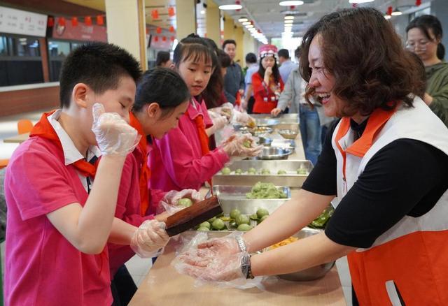  【非遗传承】艾叶粑制作技艺深度解析：师大育才社区三月三活动的文化实践 文化旅游